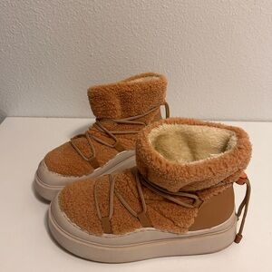 Cozy Tan Shearling High-Top Shoes